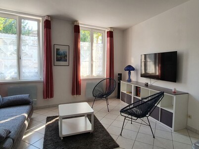 Charming City-Center Apartment with Modern Amenities and Nearby Attractions