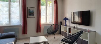 Charming City-Center Apartment with Modern Amenities and Nearby Attractions