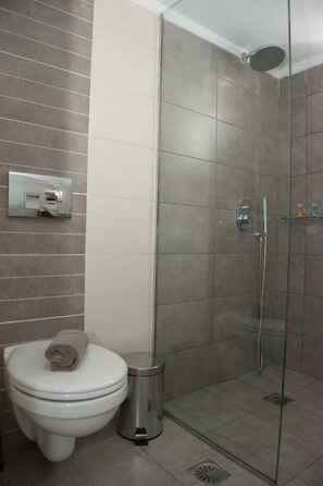 Dusj, hårføner, tøfler og håndklær