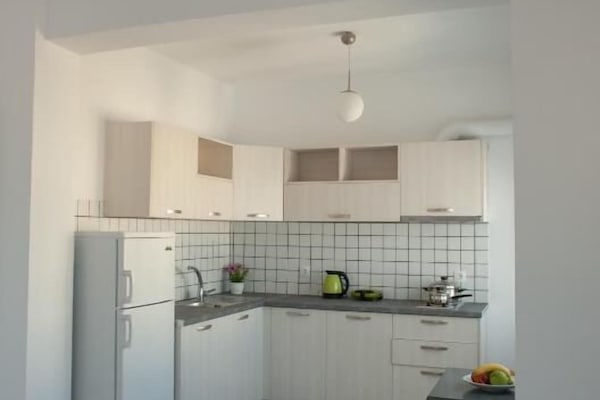 Apartamento superior, vista para o jardim | Cozinha privada | Geladeira, fogão, cooktop, cafeteira/chaleira