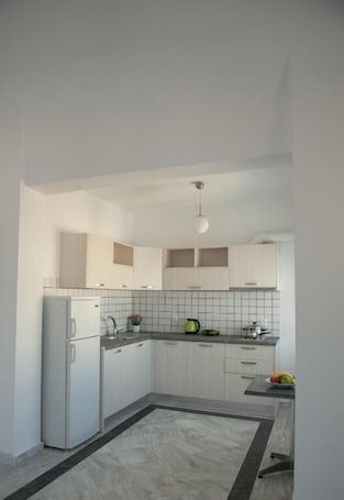 Departamento superior, vista al jardín | Cocina privada | Refrigerador, horno, parrilla de estufa y cafetera y tetera