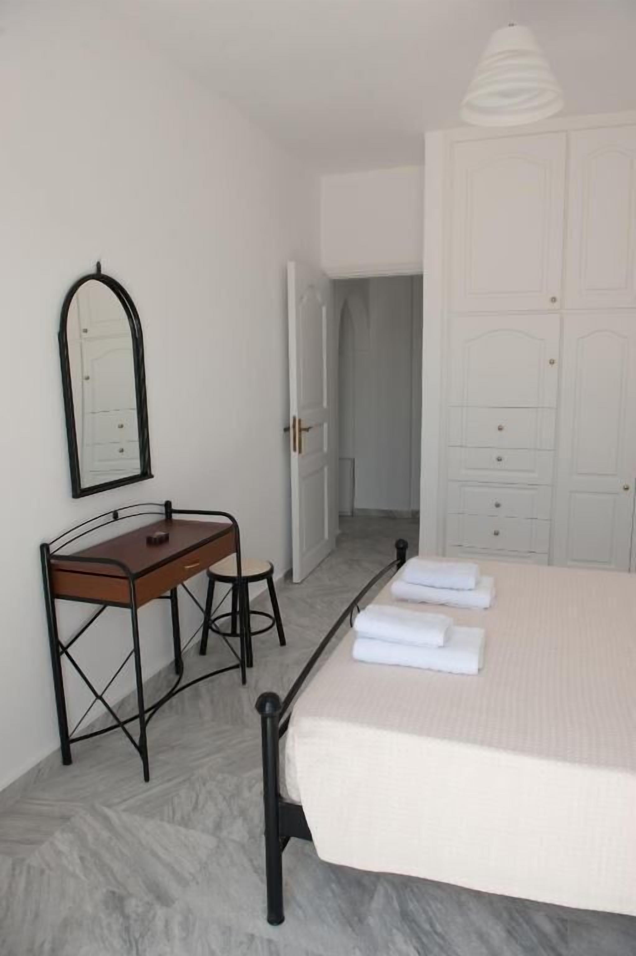 Superior-Apartment, Gartenblick | Individuell dekoriert, individuell eingerichtet, Schreibtisch