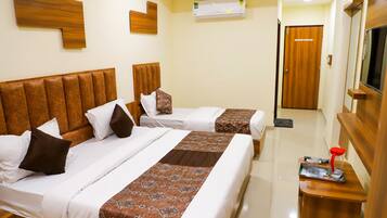 Deluxe Triple Room | Desk, free WiFi