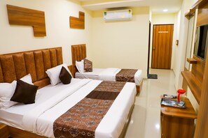 Deluxe Triple Room | Desk, free WiFi