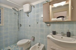 Ducha, secador de pelo, batas, bidet