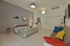1 habitación, escritorio, tabla de planchar con plancha y wifi gratis 