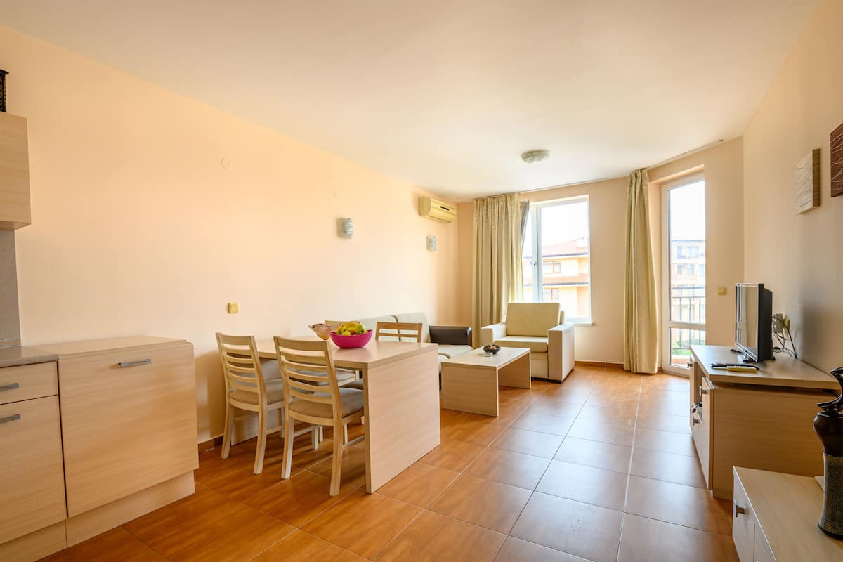 Standaard appartement | Woonruimte | Een televisie