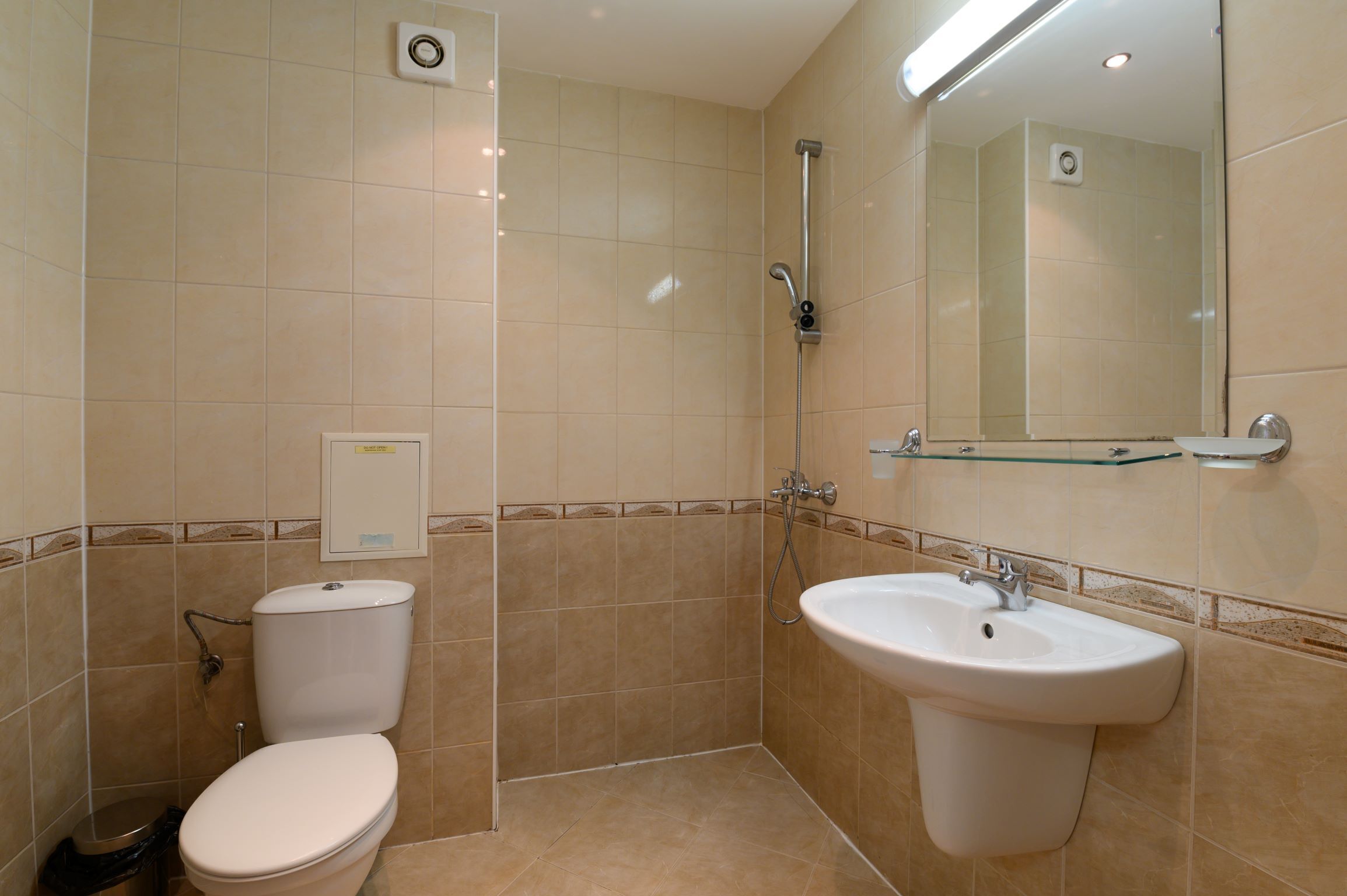 Studio Standar | Kamar mandi | Shower dan handuk