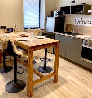 Kühlschrank, Mikrowelle, Ofen, Herdplatte