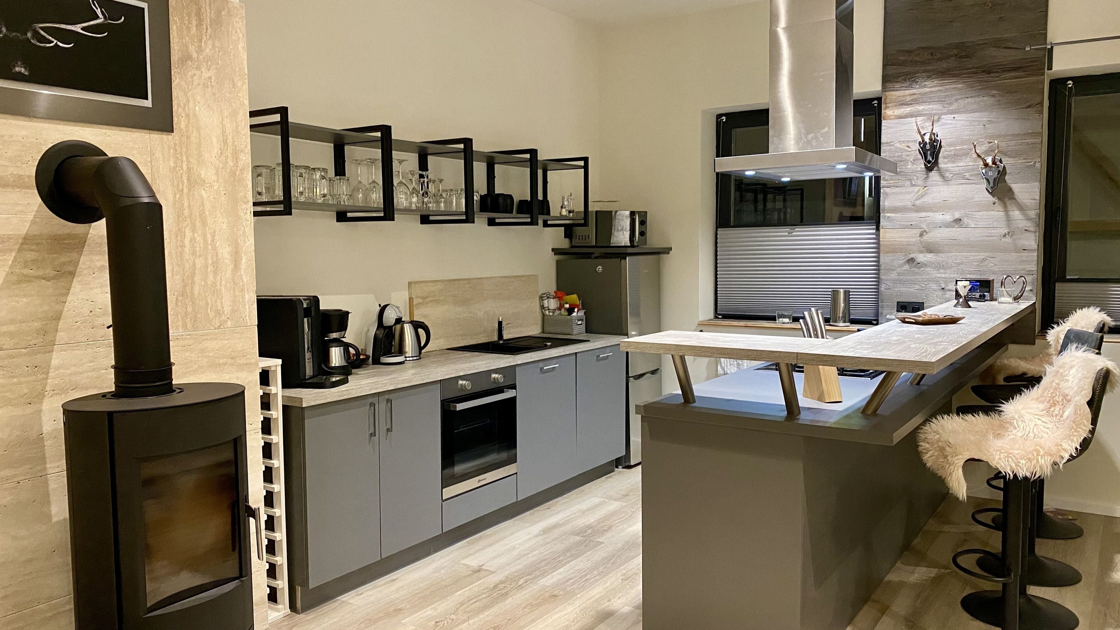 Kjøleskap, mikrobølgeovn, ovn og kokeplater