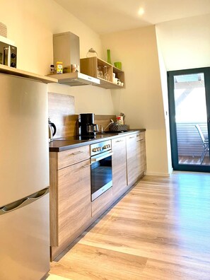 Kühlschrank, Mikrowelle, Ofen, Herdplatte