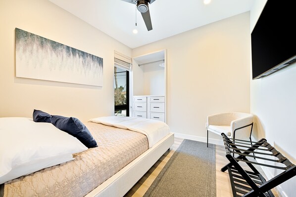 4 عدّة غرف نوم ومكواة/لوح كي وواي فاي وملاءات أسرّة