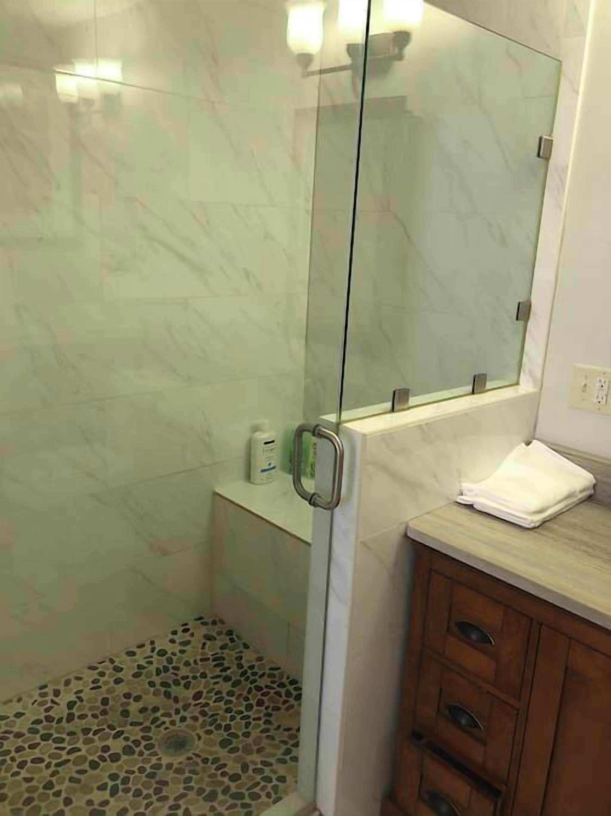 Ensemble douche/baignoire, sèche-cheveux, serviettes fournies, shampoing