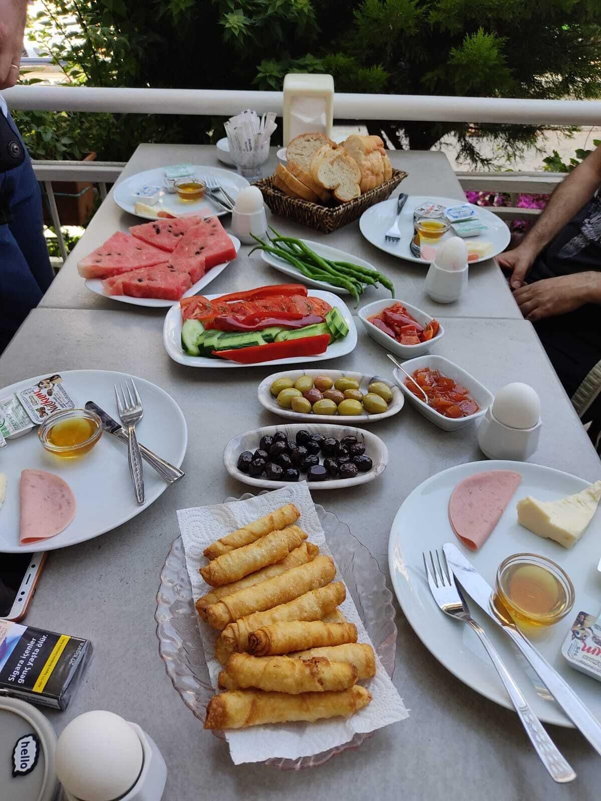 بوفيه فطور مجانًا يوميًا