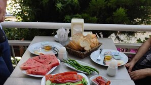 بوفيه فطور مجانًا يوميًا