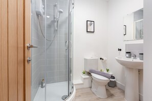 Shower, hair dryer, towels, soap - Modern Two Bed Apartment, Sleeps 5, Central location (Blackpool)