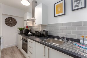 Fridge, microwave, oven, stovetop - Modern Two Bed Apartment, Sleeps 5, Central location (Blackpool)