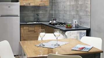 Refrigerador, parrilla de estufa, cafetera y tetera y tetera eléctrica