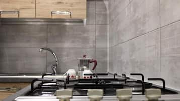 Refrigerador, parrilla de estufa, cafetera y tetera y tetera eléctrica