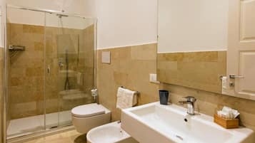 Toallas, jabón, shampoo, papel de baño