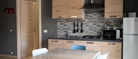 Fridge, stovetop, coffee/tea maker, electric kettle
