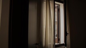 Un portail doté d’une fenêtre, de rideaux et d’une porte.