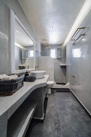 Traditional Villa | Bathroom | Hair dryer, towels