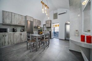 Placa de cocina, lavavajillas, utensilios de cocina