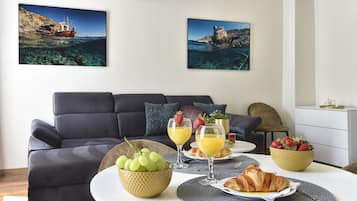 Apartment, 1 Bedroom (5) | Living area | Smart TV