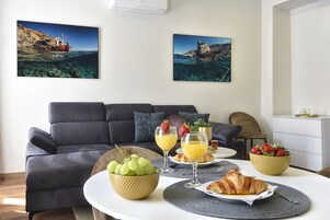 Apartment, 1 Bedroom (5) | Living area | Smart TV