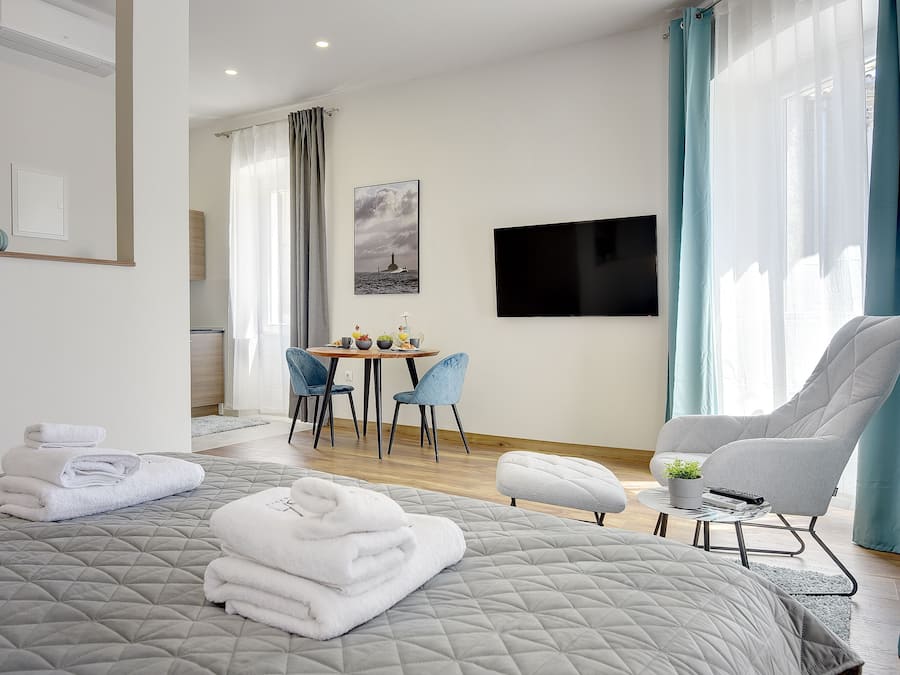 Apartment, 1 Bedroom (7) | In-room safe, desk, laptop workspace, free WiFi