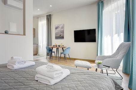 Apartment, 1 Bedroom (7) | In-room safe, desk, laptop workspace, free WiFi