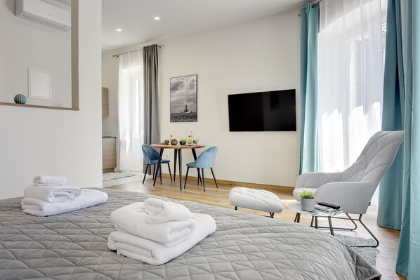 Apartment, 1 Bedroom (7) | 客房內保險箱、書桌、筆電工作空間、免費無線上網