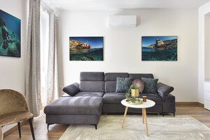 Apartment, 1 Bedroom (5) | Living area | Smart TV