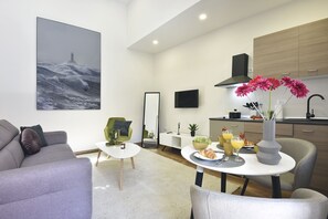 Apartment, 1 Bedroom (4) | Wohnbereich | Smart-TV