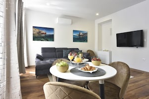 Apartment, 1 Bedroom (5) | Wohnbereich | Smart-TV