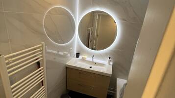 Combined shower/bathtub