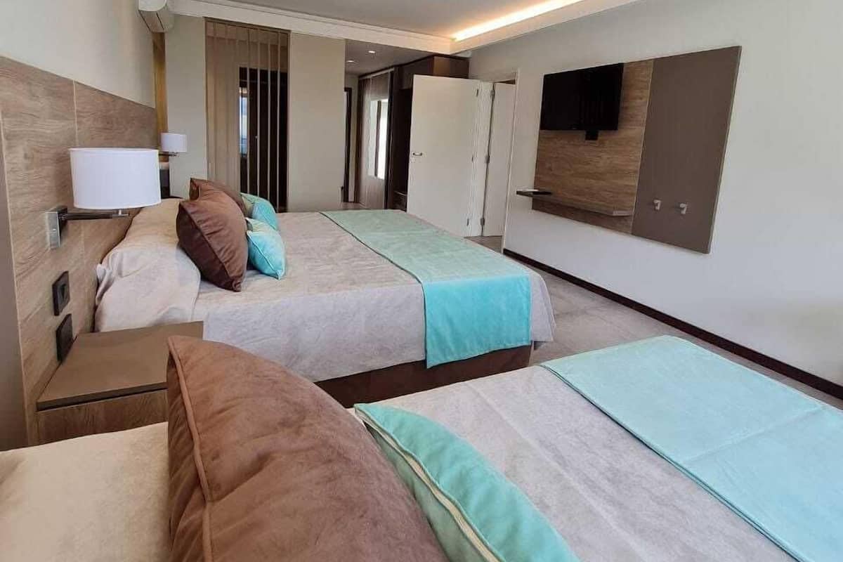2 bedrooms, in-room safe, desk, blackout drapes