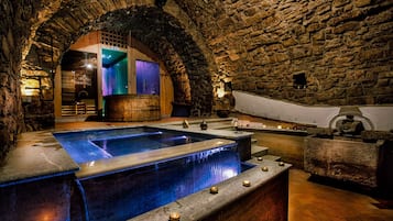 Sauna, hot tub, steam room, Turkish bath/hammam, massages