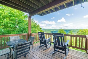 Outdoor dining - Cedar Wood RF1-Mtn View, King Beds, Gated Resort, Indoor/ Outdoor Pool & Hot Tub (Banner Elk)