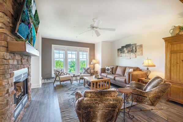 Living area - Cedar Wood RF1-Mtn View, King Beds, Gated Resort, Indoor/ Outdoor Pool & Hot Tub (Banner Elk)