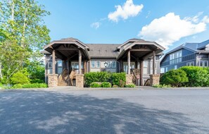 Exterior - Cedar Wood RF1-Mtn View, King Beds, Gated Resort, Indoor/ Outdoor Pool & Hot Tub (Banner Elk)