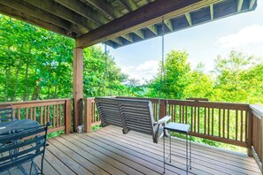 Outdoor dining - Cedar Wood RF1-Mtn View, King Beds, Gated Resort, Indoor/ Outdoor Pool & Hot Tub (Banner Elk)