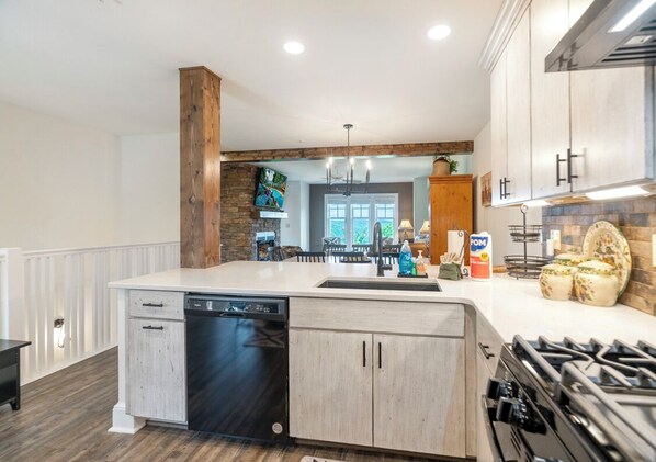 غسالة أطباق، ماكينة لصنع القهوة/الشاي، مستلزمات طهي/أطباق/أوعية