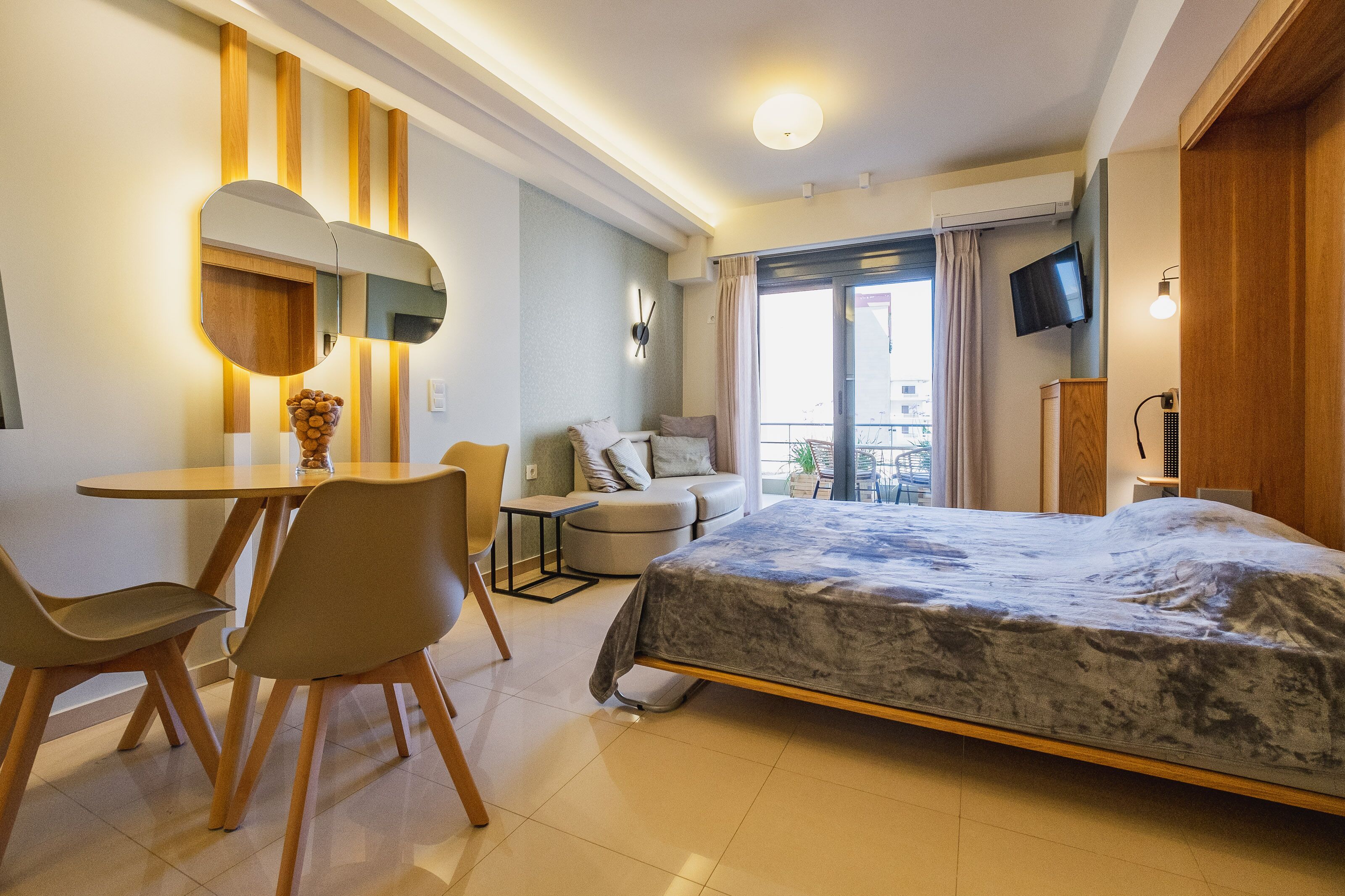 Iron/ironing board, WiFi, bed sheets