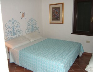 1 dormitorio, tabla de planchar con plancha, wifi y ropa de cama