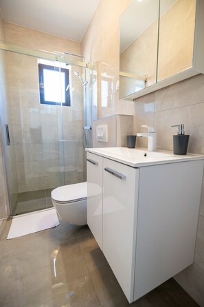 Dusche, Handtücher, Toilettenpapier