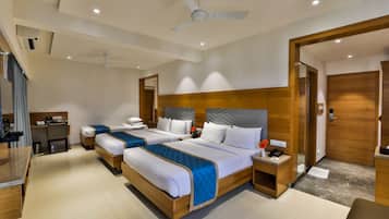 Minibar, caja de seguridad en la habitación y escritorio