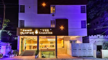 Fachada de la propiedad por la tarde o noche