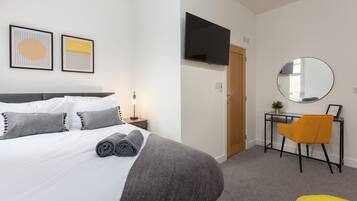 2 Schlafzimmer, Schreibtisch, Bügeleisen/Bügelbrett, WLAN